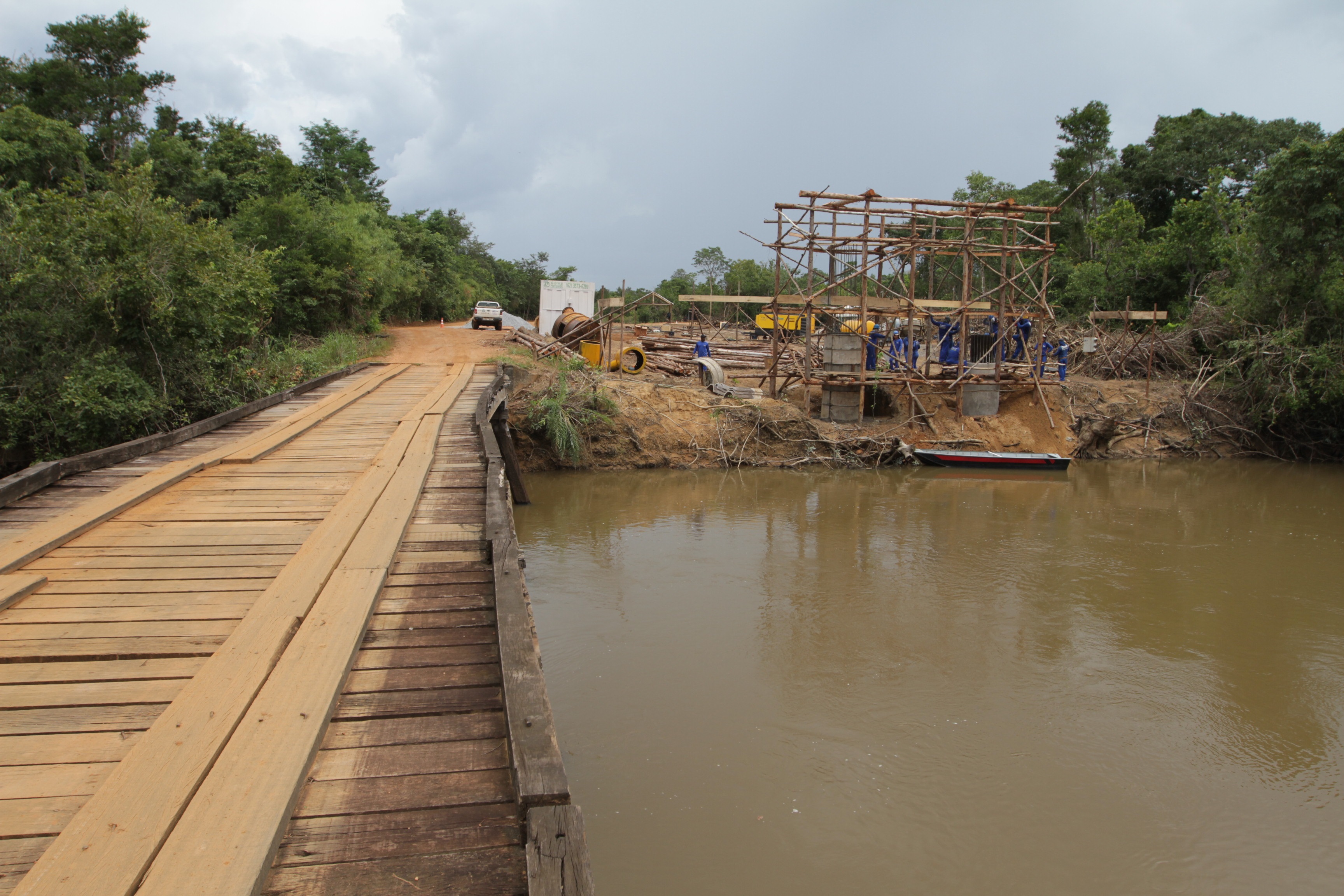 Ponte nova está sendo construída bem ao lado da velha ponte de madeira, por onde flui o trânsito atualmente.