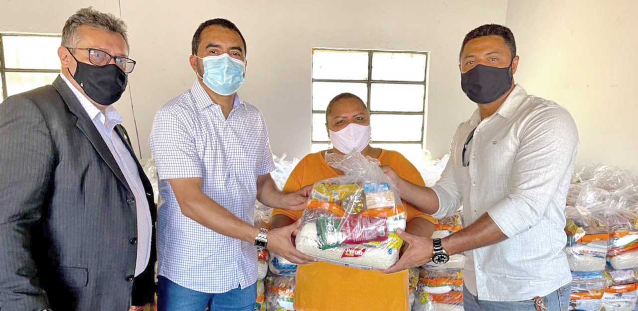 Vice-governador Wanderlei Barbosa prestigiou a entrega de 1 mil kits de alimentos em Taquaralto