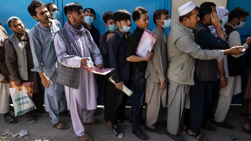 Com chegada do Talibã a Cabul, longas filas foram registradas no escritório de passaportes da capital afegã / Foto: Paula Bronstein