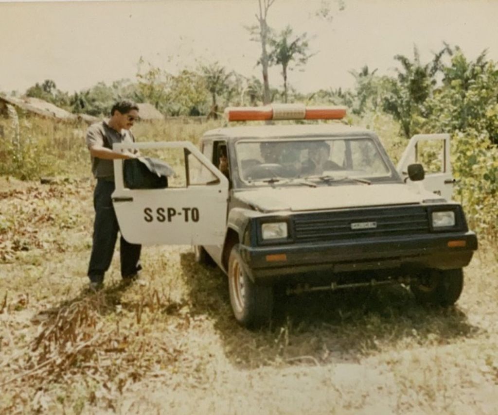 Delegado Reginaldo de Menezes Brito durante operação da PC-TO em 1990, com apoio de uma das viaturas da época