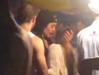 Aline Mineiro é vista beijando outra mulher na frente de Léo Lins; assista