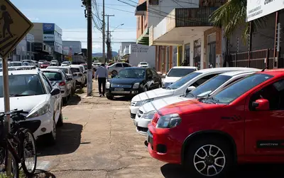Ministério Público atua visando impedir que revendedores de veículos continuem obstruindo calçadas e passeios públicos no centro da capital